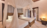 Villa Cinta Twin Bedroom with Table | Seminyak, Bali