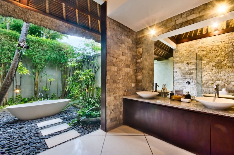 Villa Cinta Bathroom with Bathtub | Seminyak, Bali