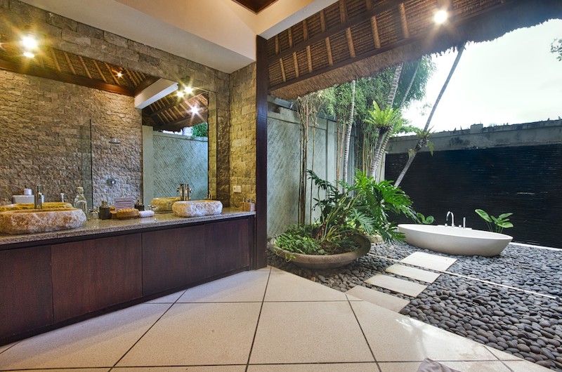 Villa Cinta Outdoor Bathtub | Seminyak, Bali