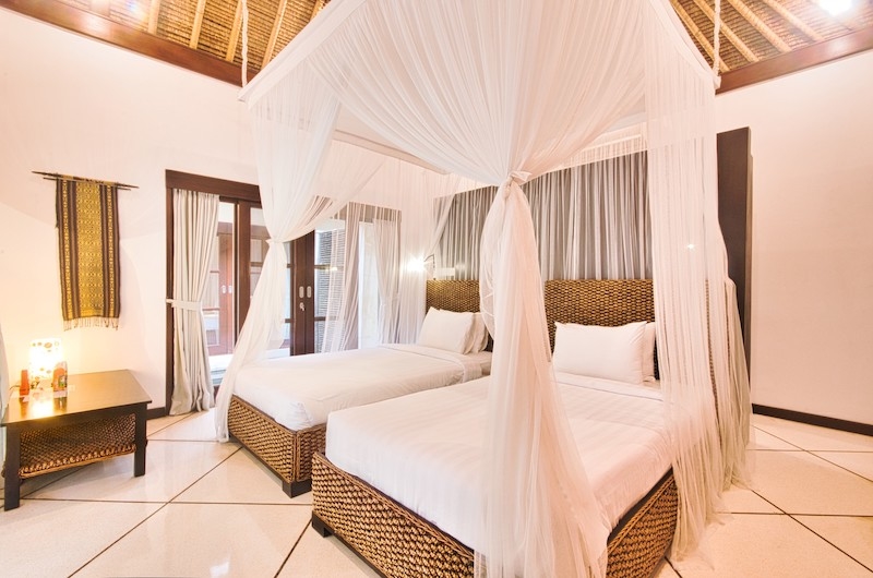 Villa Cinta Twin Bedroom with Lamp | Seminyak, Bali