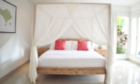 Santai Villa Master Bedroom | Batubelig, Bali