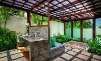 Shalimar Makanda Bathroom with Bathtub | Seseh, Bali