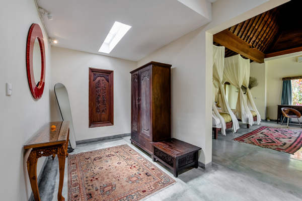 Villa Bodhi Sri House Bedroom with Twin Beds and Dressing Area | Ubud, Bali