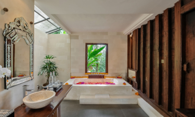 Villa Bodhi Menala House En-Suite Bathroom with Bathtub | Ubud, Bali