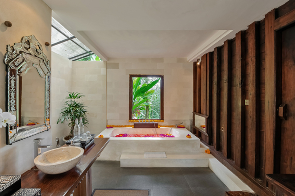 Villa Bodhi Menala House En-Suite Bathroom with Bathtub | Ubud, Bali