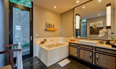 Villa Kelusa Pondok Sapi Bathroom Two with Bathtub | Ubud, Bali