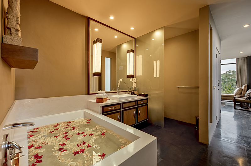 Villa Kelusa Pondok Sapi Bathroom Two with Romantic Bathtub Set Up | Ubud, Bali