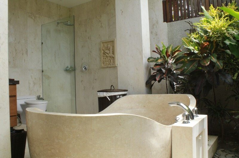 Villa Tenang Bathroom | Batubelig, Bali