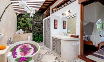 Villa Umah Shanti Singasari Room Bathroom with Bathtub | Ubud, Bali