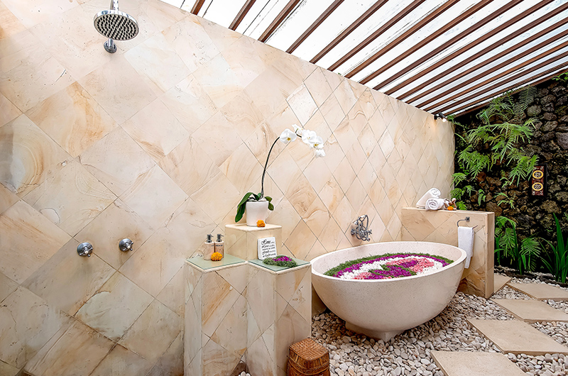 Villa Umah Shanti Singasari Room Bathroom with Romantic Bathtub Set Up | Ubud, Bali