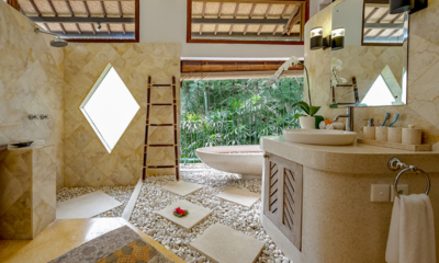 Villa Umah Shanti Sriwijaya Room Bathroom with Bathtub | Ubud, Bali