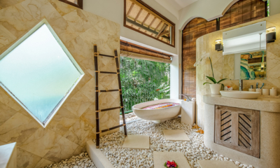 Villa Umah Shanti Sriwijaya Room Bathroom with Romantic Bathtub Set Up | Ubud, Bali
