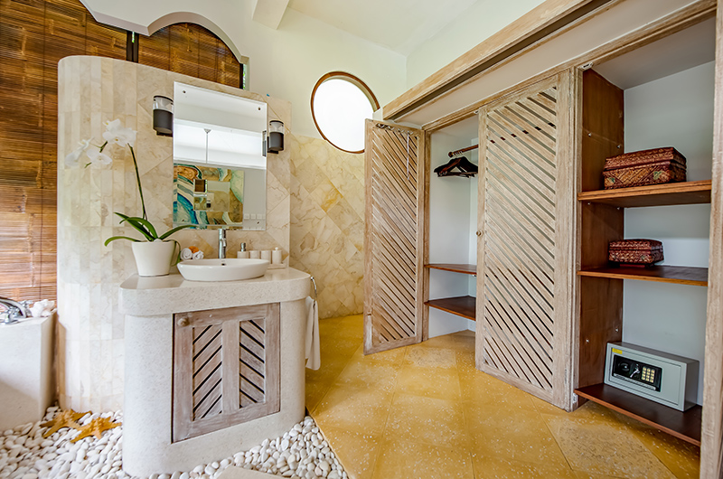 Villa Umah Shanti Sriwijaya Room Bathroom with Mirror | Ubud, Bali