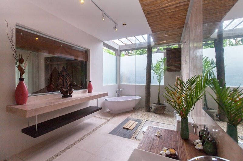 Villa Liang En-suite Bathroom | Batubelig, Bali