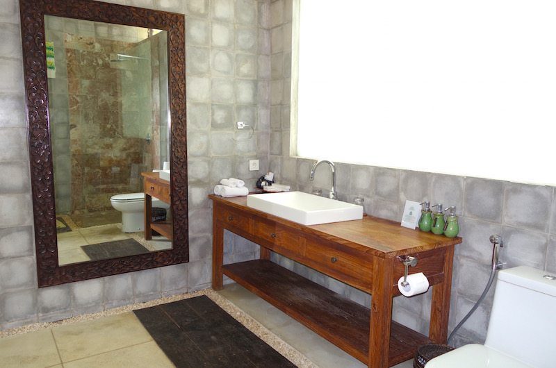 Villa Liang En-suite Bathroom | Batubelig, Bali