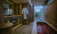 Casa Mateo Master Bedroom with Ensuite Bathroom | Seminyak, Bali