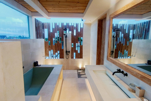Casa Mateo Mezzanine Level Bathroom | Seminyak, Bali