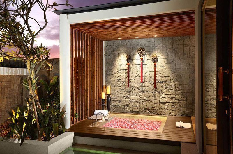 Berry Amour Romantic Villas Temptation Villa Bathroom | Batubelig, Bali
