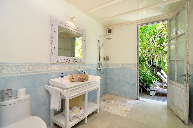 Casa Cinta 2 Bathroom with Shower | Batubelig, Bali
