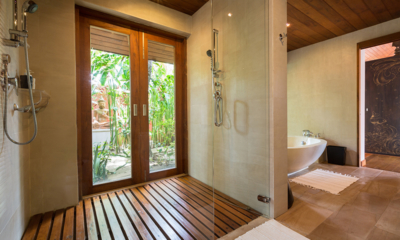 Baan Wanora En-Suite Bathroom with Bathtub and Shower | Laem Sor, Koh Samui