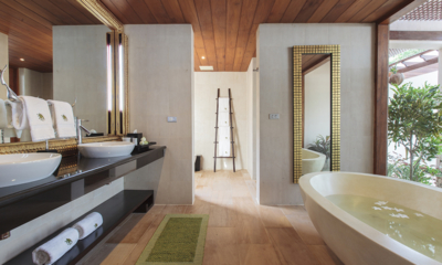 Baan Wanora En-Suite Bathroom with Bathtub and Mirror | Laem Sor, Koh Samui