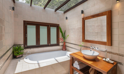 Motsamot En-Suite Bathroom with Bathtub and Mirror | Choeng Mon, Koh Samui