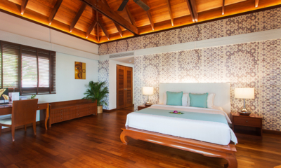 Villa Acacia Bedroom One with Side Lamps | Maenam, Koh Samui