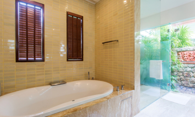 Villa Acacia Bathroom One with Bathtub | Maenam, Koh Samui