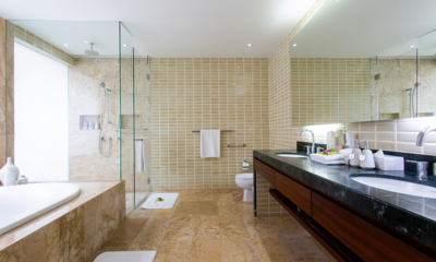 Villa Hibiscus Bathroom One with Bathtub | Maenam, Koh Samui
