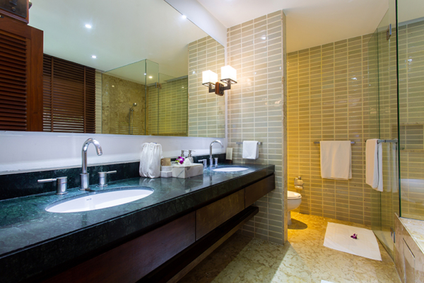 Villa Lotus Bathroom Three with Mirror | Maenam, Koh Samui