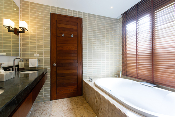 Villa Lotus Bathroom Four with Bathtub and Mirror | Maenam, Koh Samui