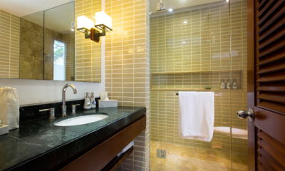 Villa Lotus Bathroom Five with Mirror | Maenam, Koh Samui