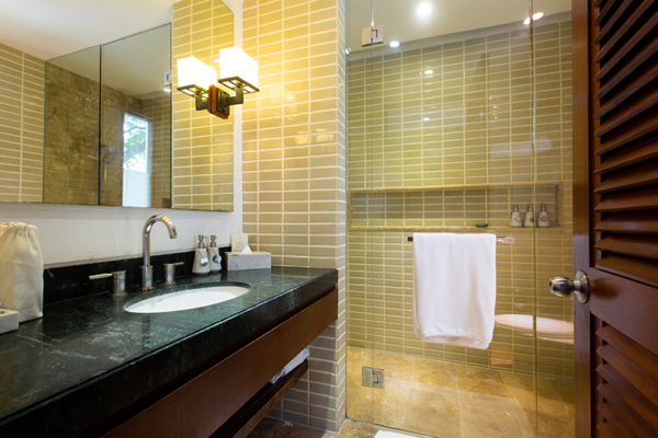 Villa Lotus Bathroom Five with Mirror | Maenam, Koh Samui
