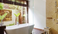 Baan Rattana Thep Bathroom with Bathtub | Lipa Noi, Koh Samui