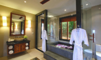 Villa Yang Som Bathroom with Bathtub | Surin, Phuket