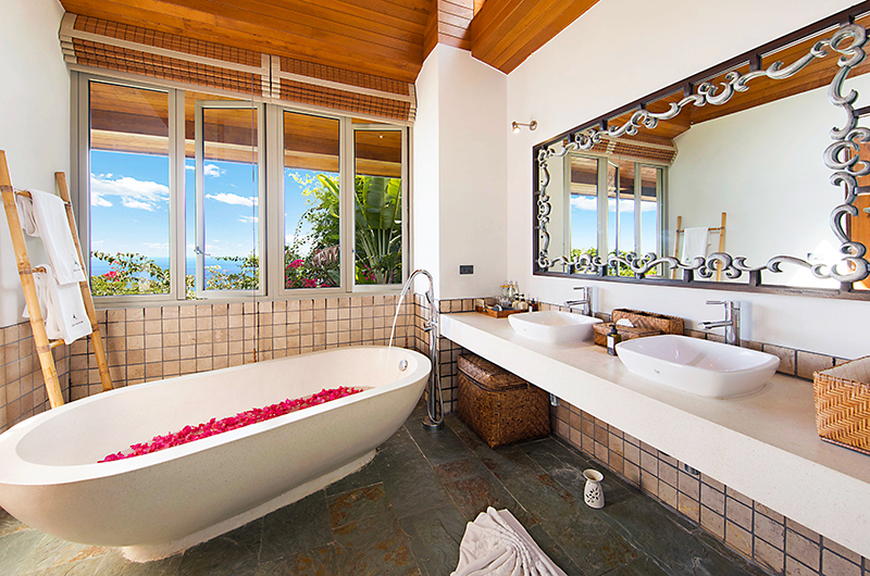 Baan Jakawan Bathtub with Rose Petals | Chaweng, Koh Samui