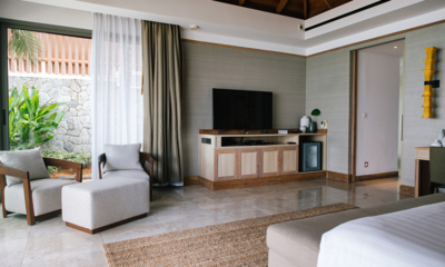 Villa Wayu Bedroom with Seating Area | Maenam, Koh Samui