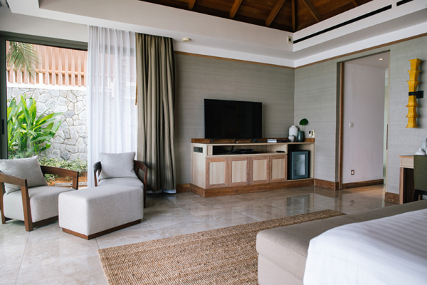 Villa Wayu Bedroom with Seating Area | Maenam, Koh Samui