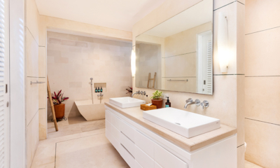 Villa Iluka En-Suite His and Hers Bathroom with Bathtub and Mirror | Seminyak, Bali