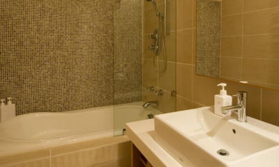 Annabel Bathroom with Bathtub | Hirafu, Niseko