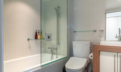 Asanagi One Bedroom Studio Bathroom with Bathtub | Hirafu, Niseko