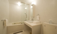 Birch Grove Bathroom | Lower Hirafu Village, Niseko
