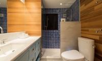 Gustav’s Hideaway Guest Bathroom | Lower Hirafu Village, Niseko