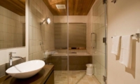Hana & Jo En-suite Bathroom | Hirafu Izumikyo 2, Niseko