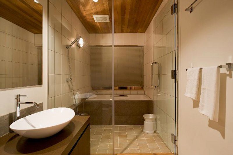 Hana & Jo En-suite Bathroom | Hirafu Izumikyo 2, Niseko