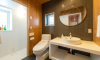 Heiwa Lodge Bathroom | St Moritz, Niseko