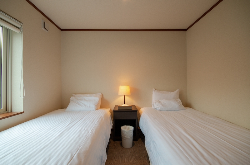 Powder Cottage Twin Bedroom with Lamp | Hirafu, Niseko
