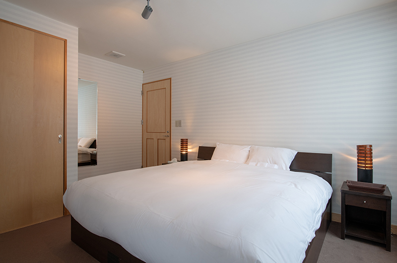 Shin Shin Bedroom with Lamps | Hirafu, Niseko