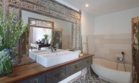Umah Di Desa Bathtub | Batubelig, Bali