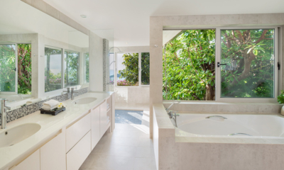 Baan Bon Khao Samui Master Bathroom with Bathtub | Choeng Mon, Koh Samui